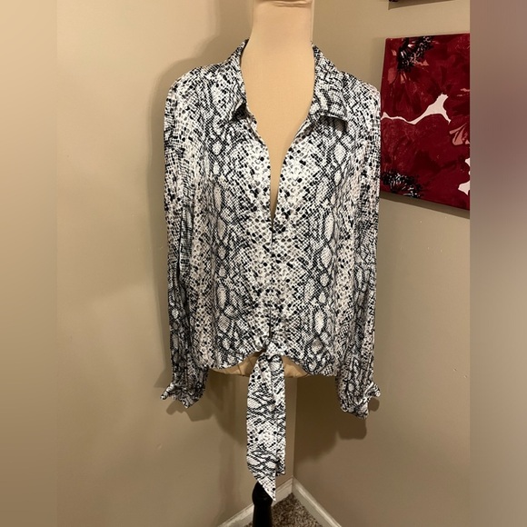 NWT Good American Snake-Print Cropped Top Tie-Front Long Sleeve Blouse SZ
3XL/ 6 - Picture 4 of 8